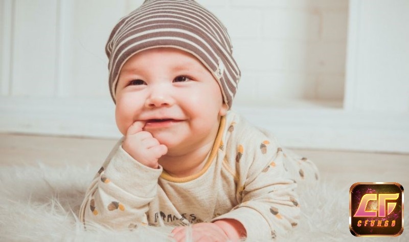 Nếu bạn mơ thấy em bé cười với bạn, điều này báo hiệu rằng bạn sắp nhận được niềm vui